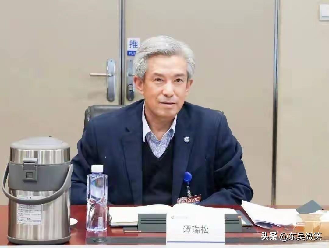 谭瑞松，1962年出生，湖南攸县人，北京航空学院学士，哈尔滨工程大学硕士。
曾历