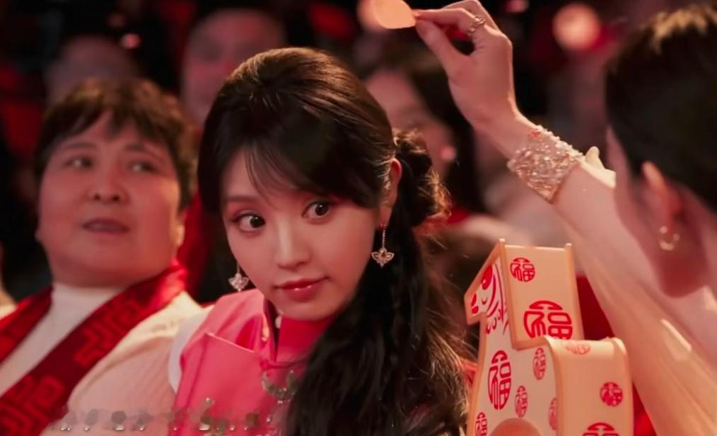 你所见的惊艳，皆是精心的铺垫。

2026年春晚，田曦薇发间那片缓缓飘落的花瓣，