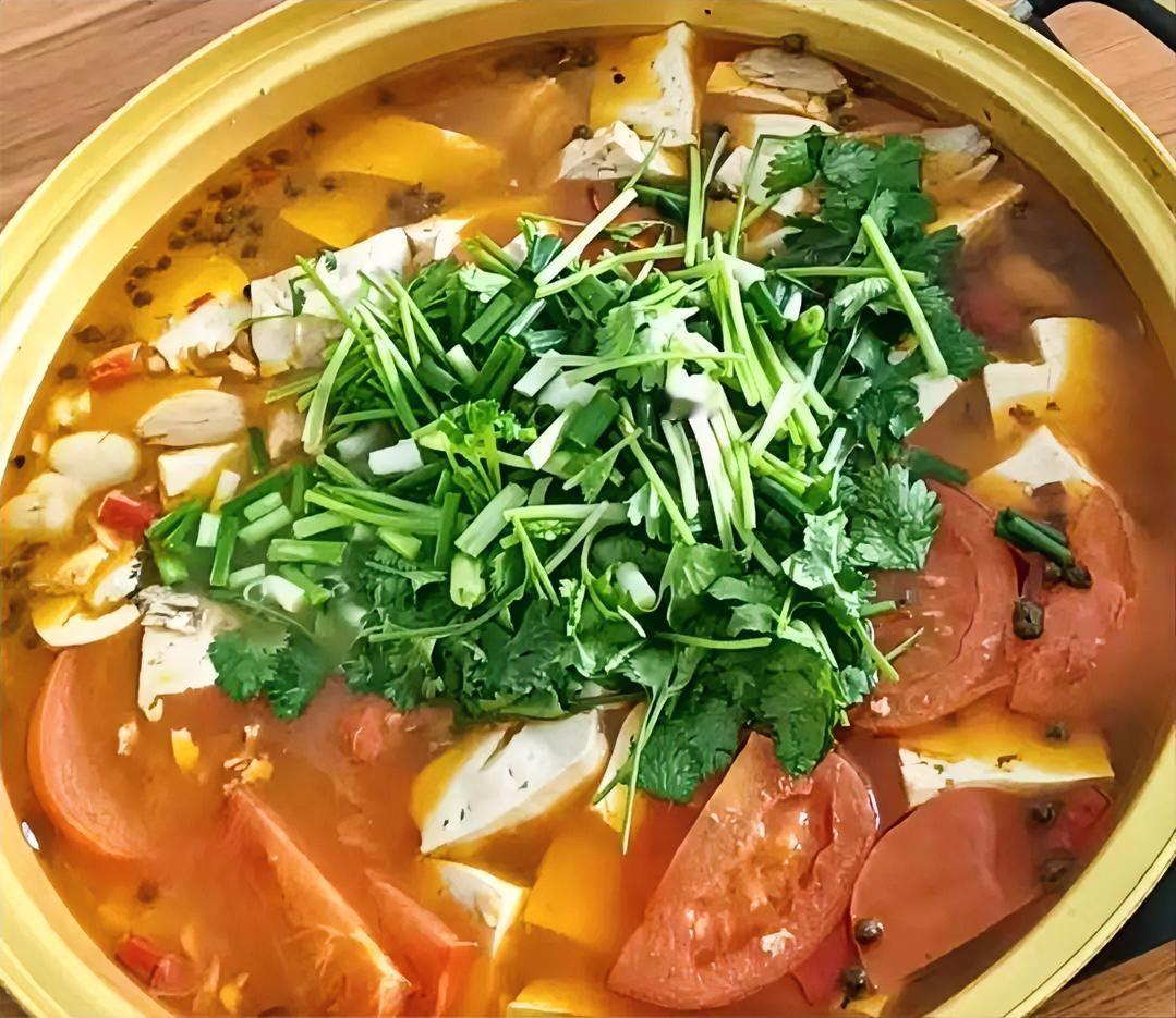 易学老师说，

一个男人，手腕上没有手表，

手指上没有戒指，

脖子上没有项链