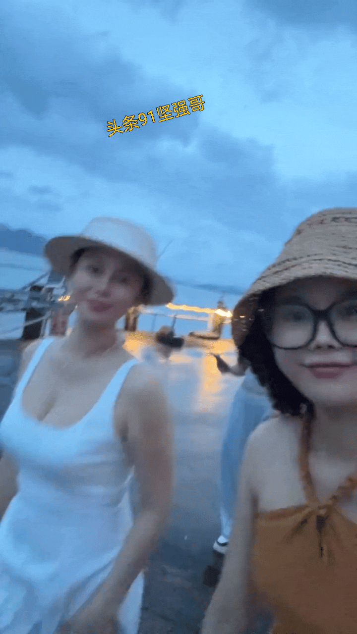 今天和好闺蜜去海边玩啦！