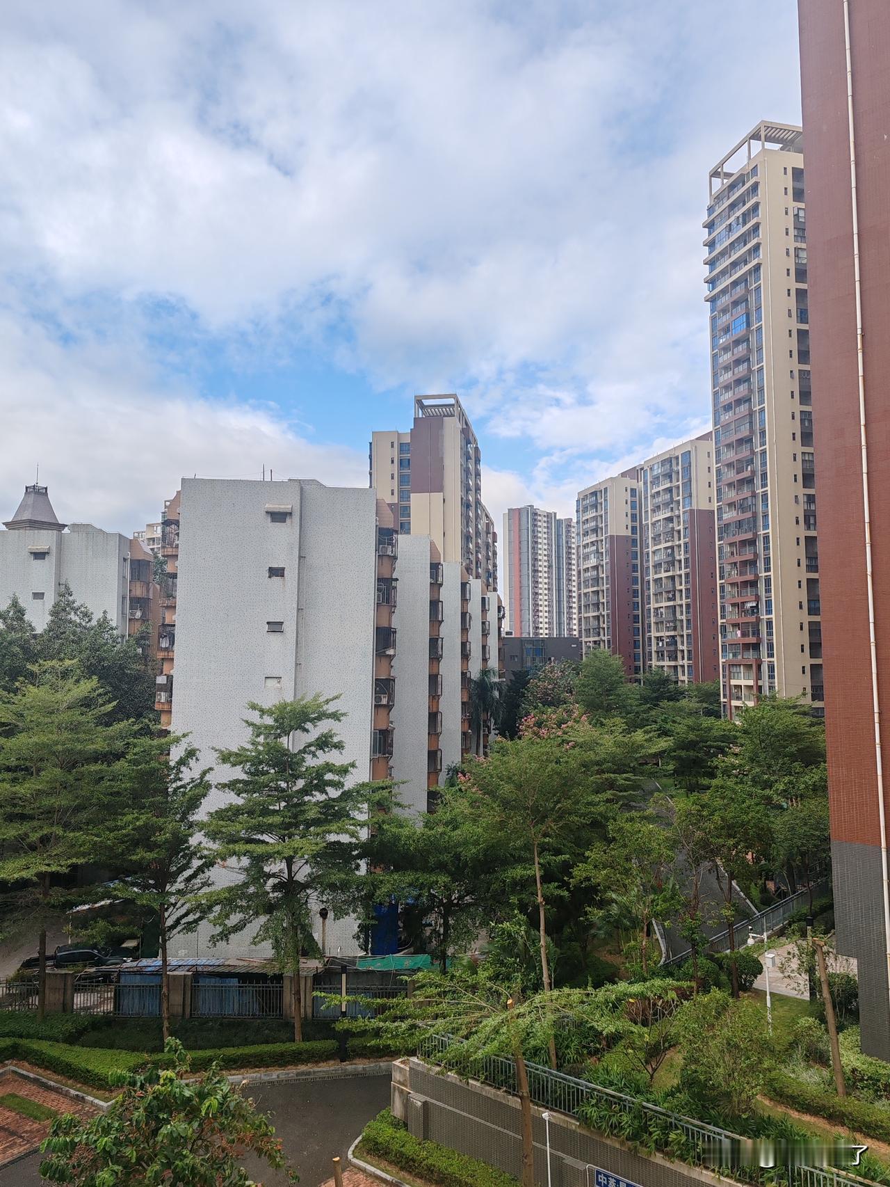 楼阁耸翠阴，风来满目春。