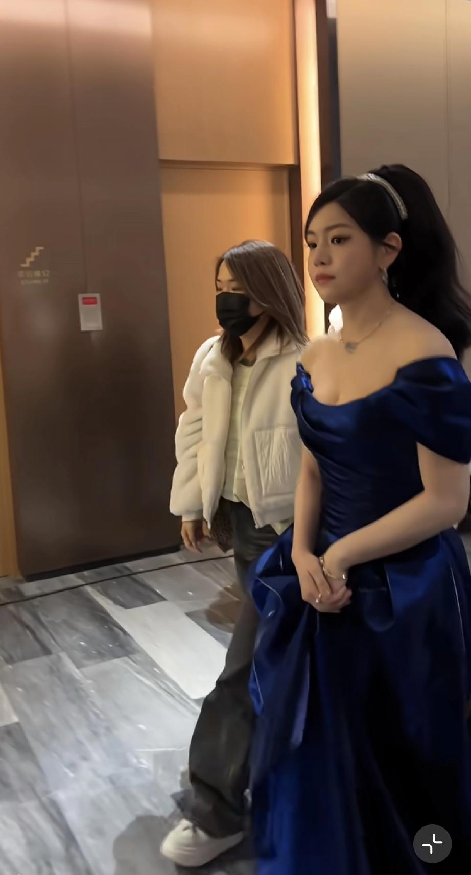 陈妍希竟然开始玩性感了，有点辣眼睛!

3月17日，陈妍希现身北京参加芭莎发艺秀