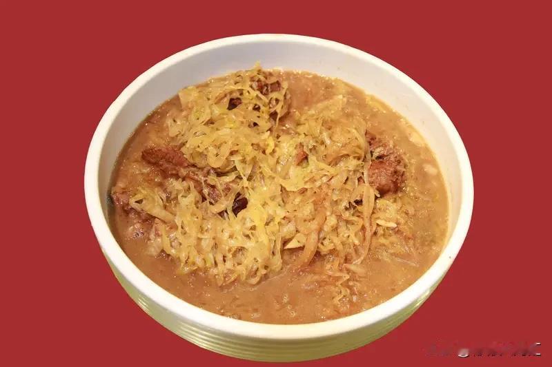 酸菜吃法超多，每一种都超下饭！我超爱酸菜炒肉，先把150克猪肉洗净切片，用料酒、