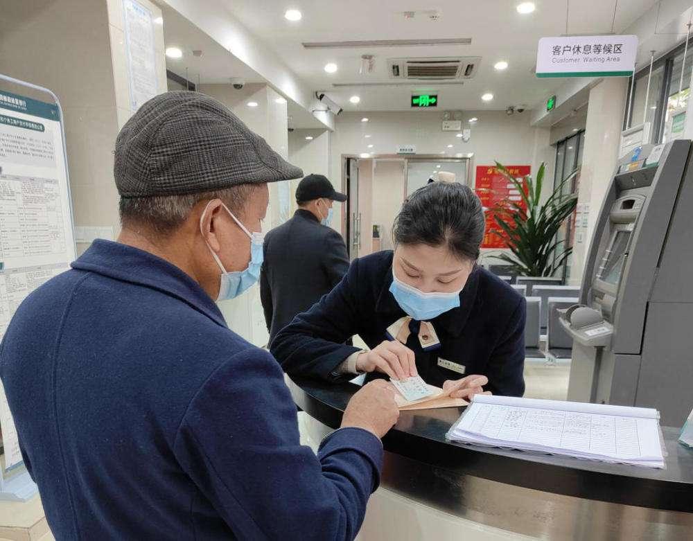 取自己的钱像做贼？银行打着“反诈”旗号，把普通人折腾惨了！
咱们老百姓现在去趟银