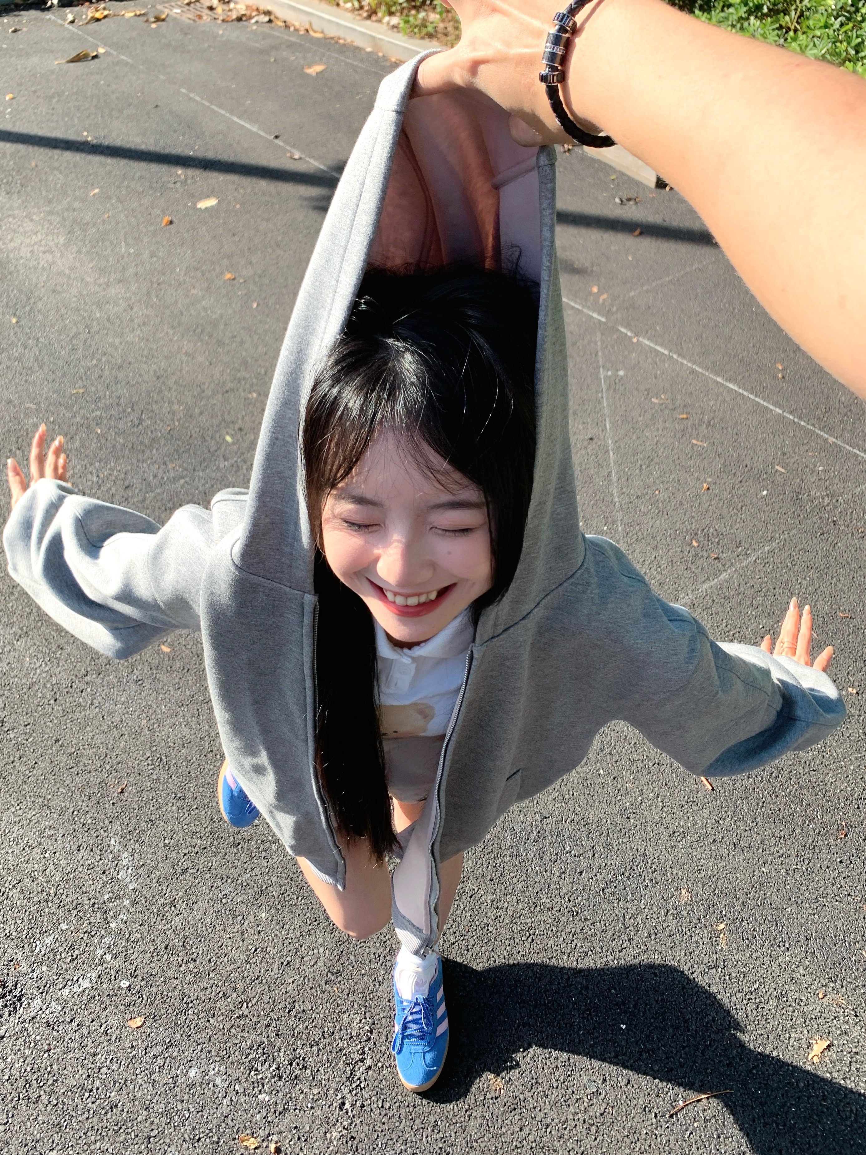 就这么被揪住了…秋天穿外套拍照真的几分钟就能出片哈哈哈哈 最近爱上了搞怪拍照[春