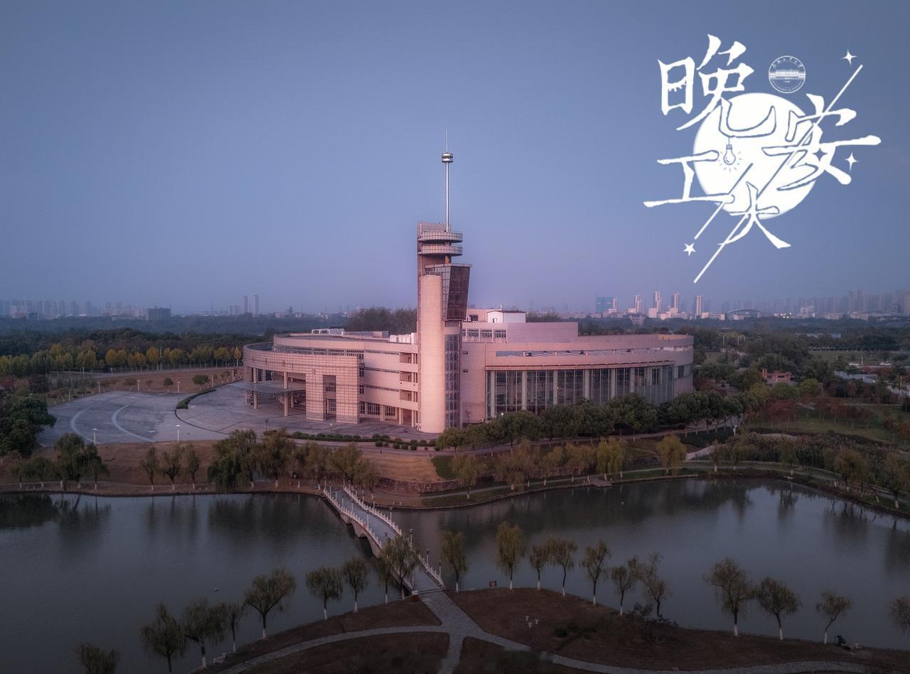 在不易的生活里，
请永远站在热爱中央，
做自己的追光者～
雪梨们晚安
📷｜林永