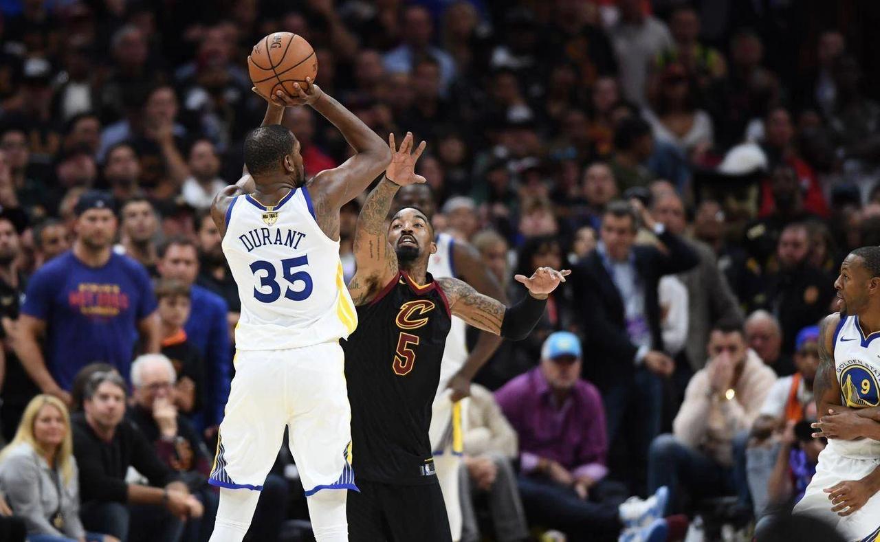 #为何杜兰特的投篮难被封盖?#
有他高的没有他快
有他快的没有他高
同等身高，弹