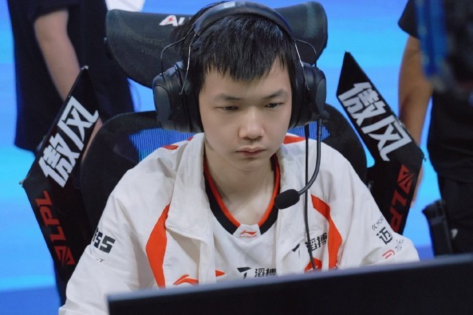 TES对战iGiG vs TES BO5 第二局iG阵容：卡蜜尔、茂凯、永恩、艾