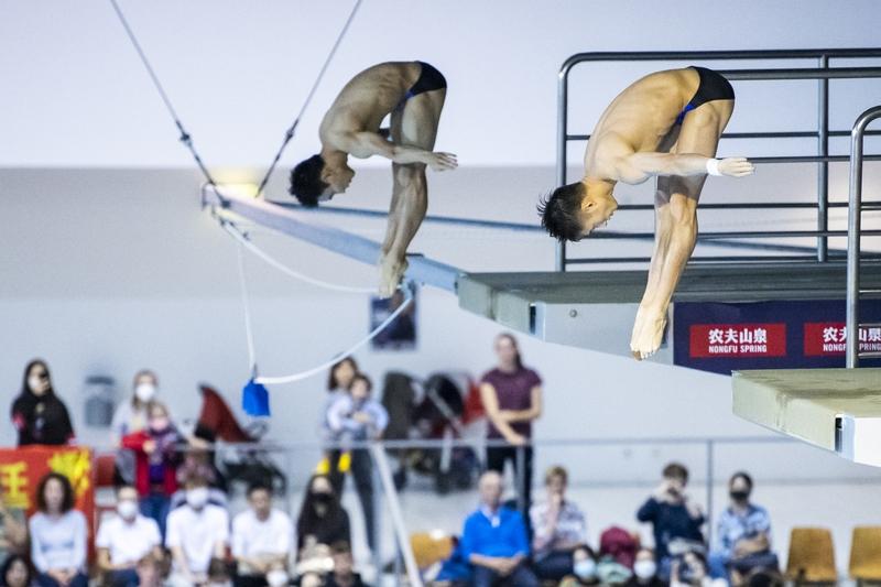 🔥 全红婵夺冠后，却被网暴“滚出体坛”？19岁冠军的痛，没人懂！
 
    