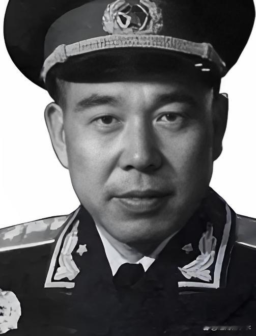 缠绵五周月，亲手折几枝。虽是寒冬日，黄叶热恋时。这首诗是黄永胜、叶群二人互赠诗，