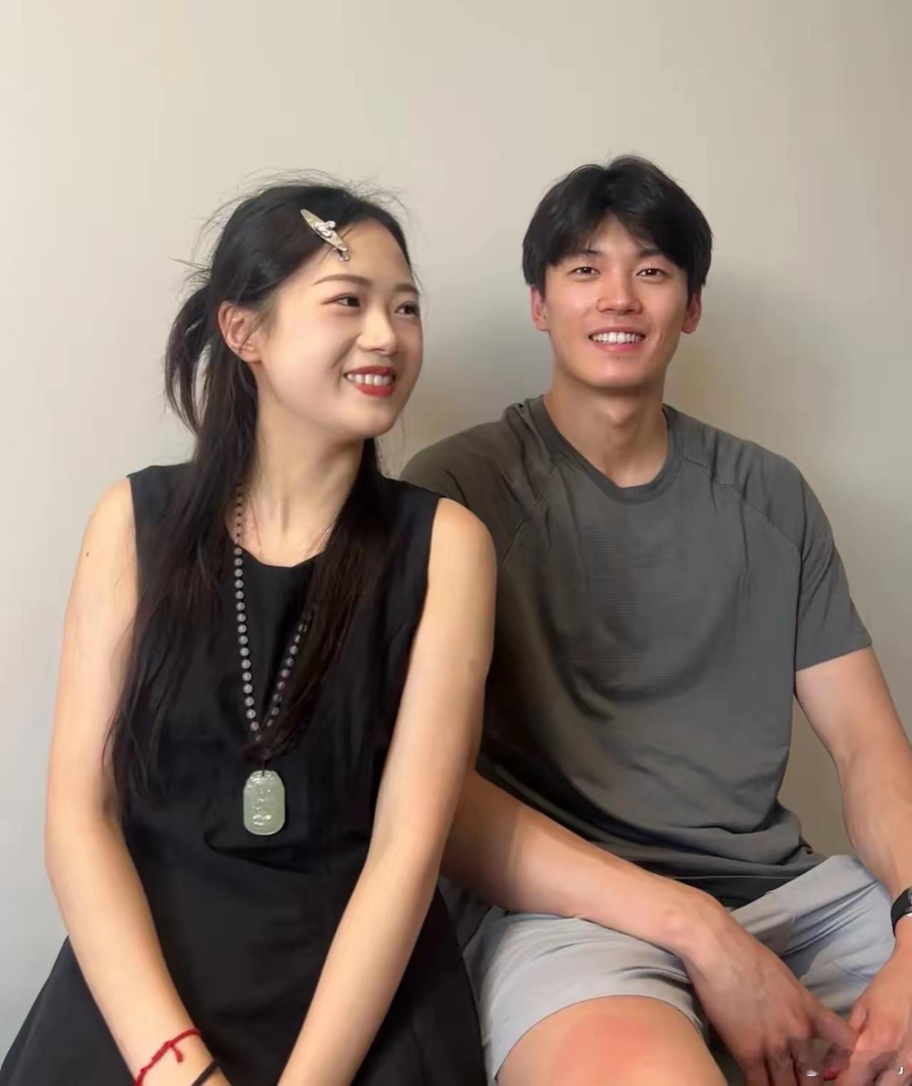 汪顺和表妹同框，我居然发现了2个有意思的现象：​1.大家发现了没有，汪顺和表妹长