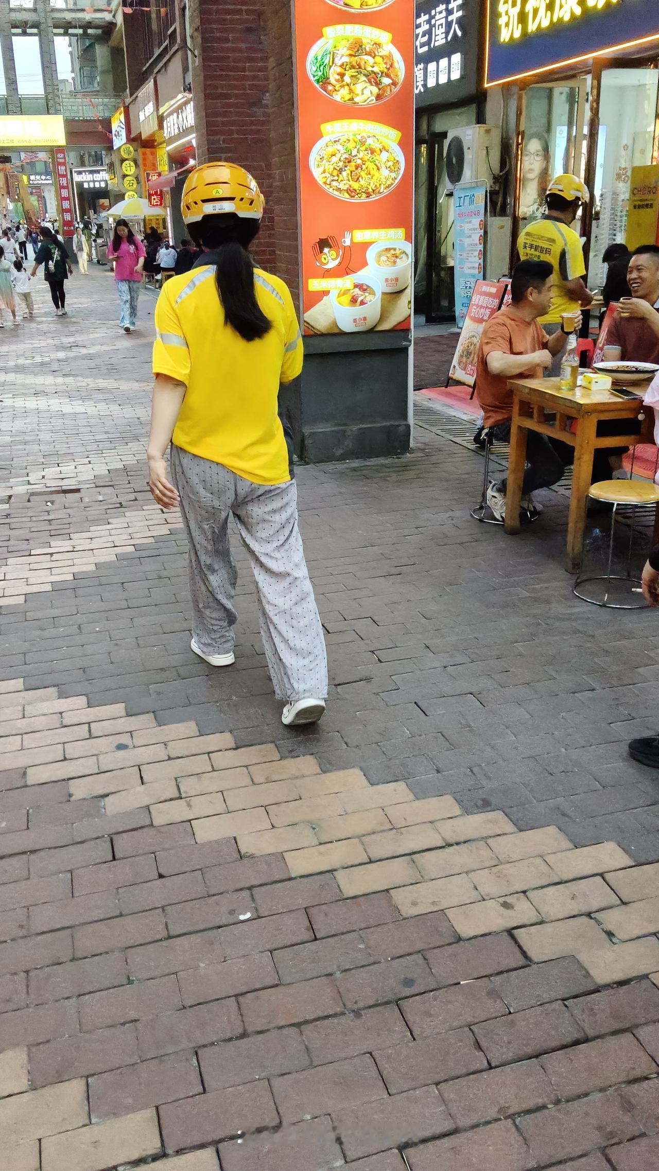 每天傍晚至夜里9点半这段时间，去商圈、广场、马路市场逛一逛，会享受到许多触动心灵