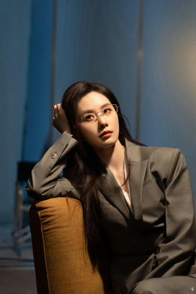 刘诗诗商务大片花絮图，清冷高级感御姐！！