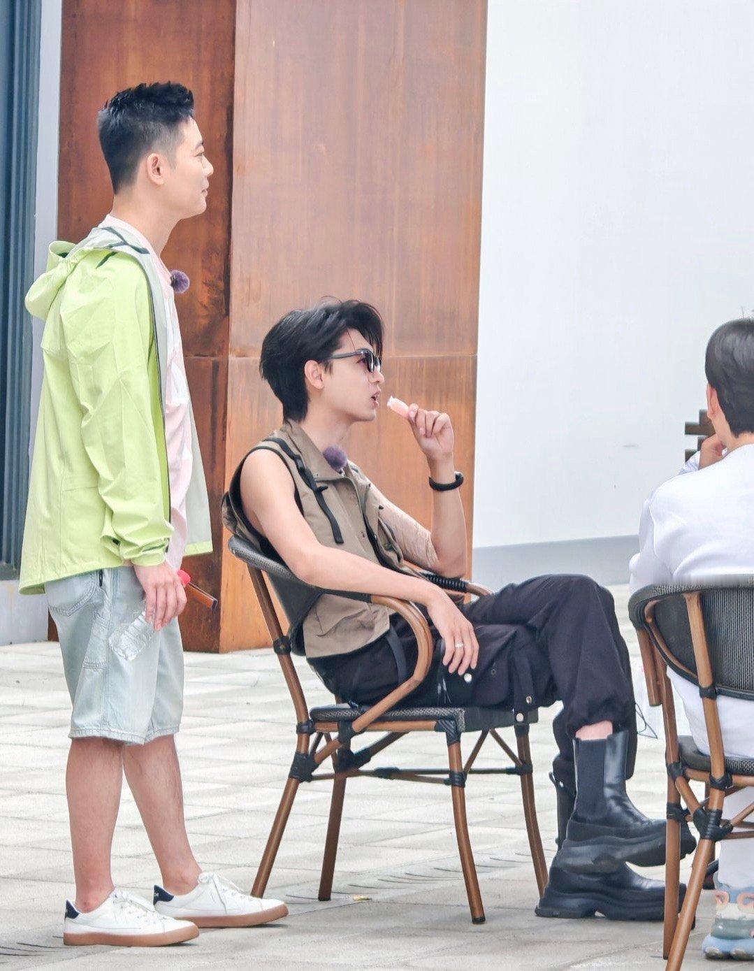 #秦霄贤离双开门还差一开门##秦霄贤有点肌肉就开始秀了#《是好朋友的周末》节目里