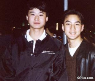 吴彦祖晒1995年与吴京的合影，当时两人都还没成为演员，吴京对他说他们都能成为电