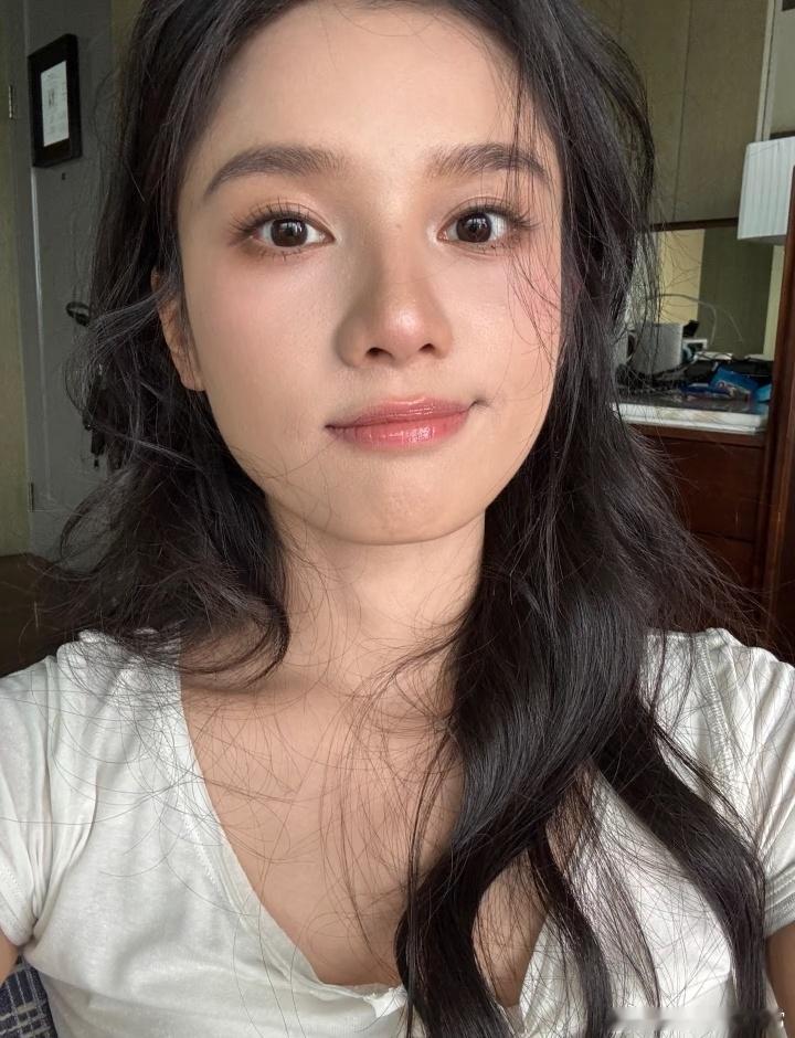 张婧仪奶凶又有礼貌不是我说，代拍大哥们离远点儿成吗？看给孩子挤得，软着嗓子求让道