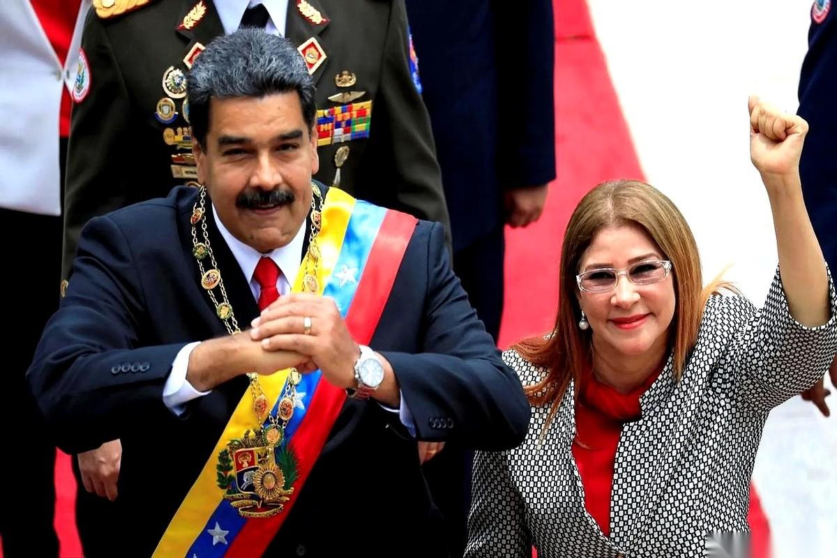 抓总统就罢了，连老婆也一起抓。
愣了三秒，然后一下就想明白了。
这哪是怕她继续执