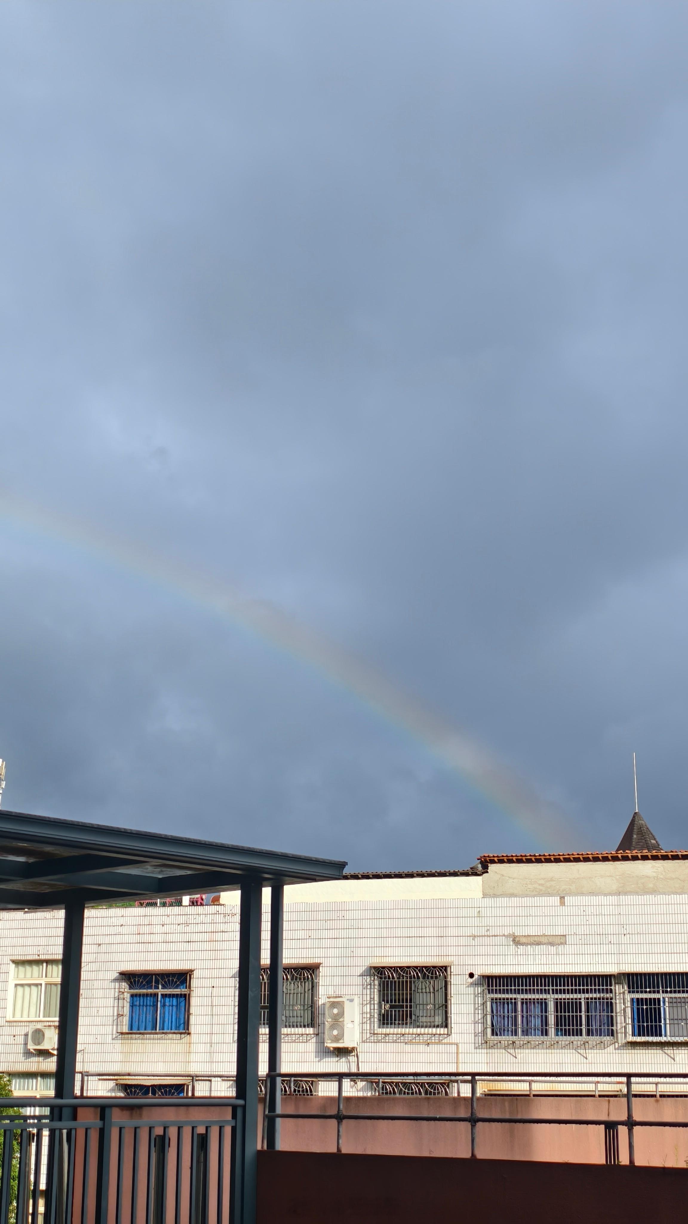 是晴天，是雨天，是忽然下雨忽然天晴的彩虹天。🌈 