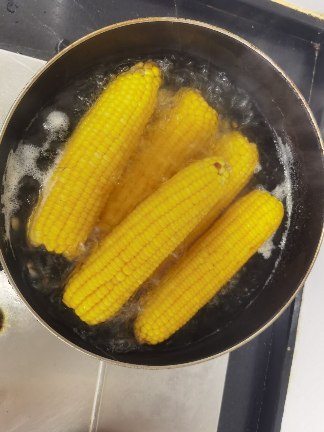 钓鱼没用完的玉米，煮着真香！ ​​​