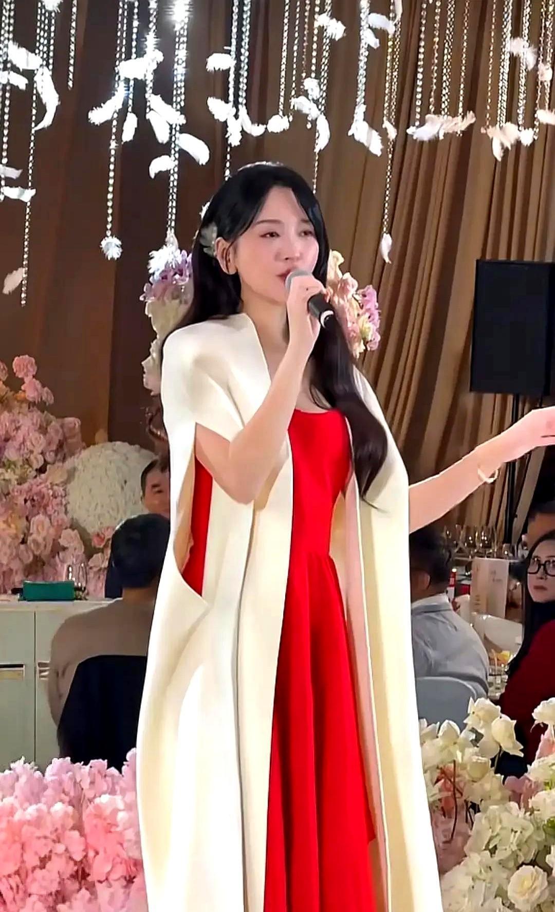 42岁金莎唱婚礼，三首歌35万。

就在1月1日，江苏如皋一场婚礼上。她带着小男