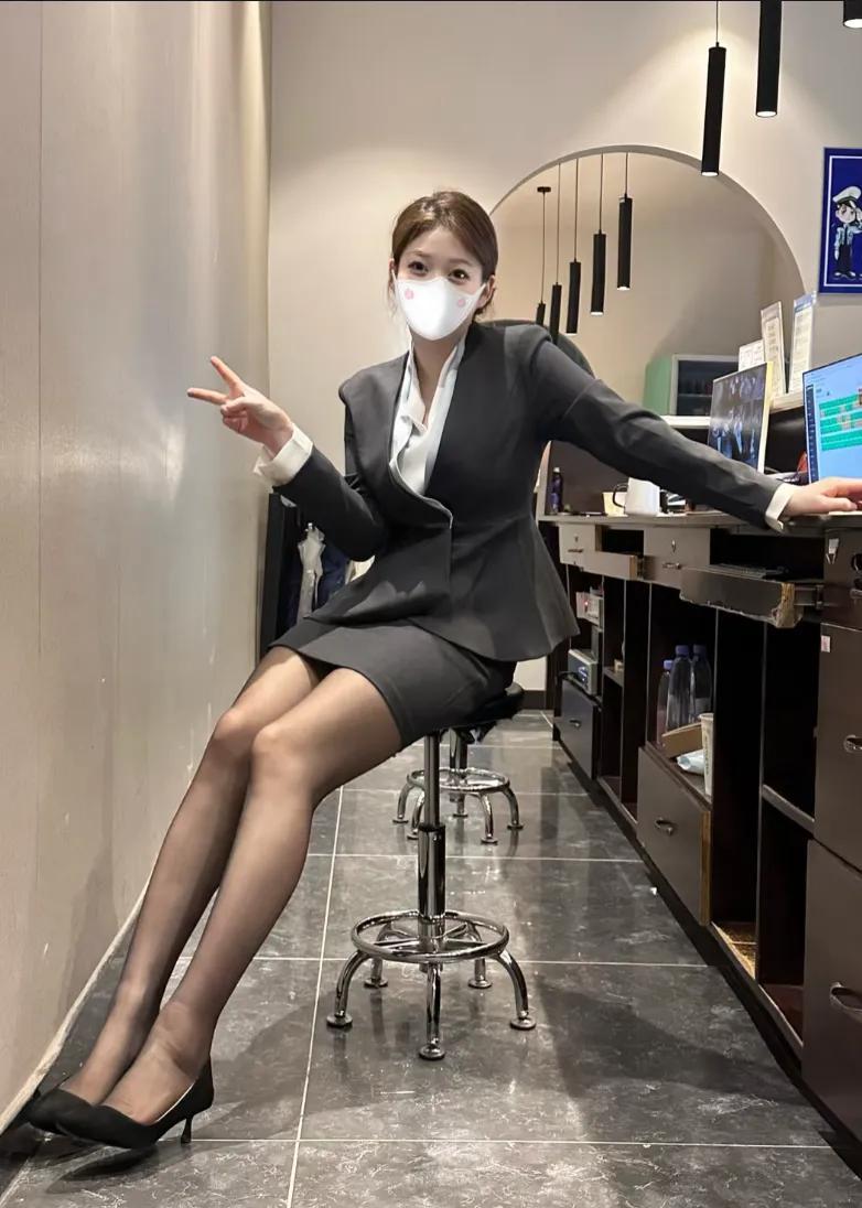 大专学的酒店管理，毕业之后就在这家酒店做前台！哎！这个狗血的社会，见了太多见不得