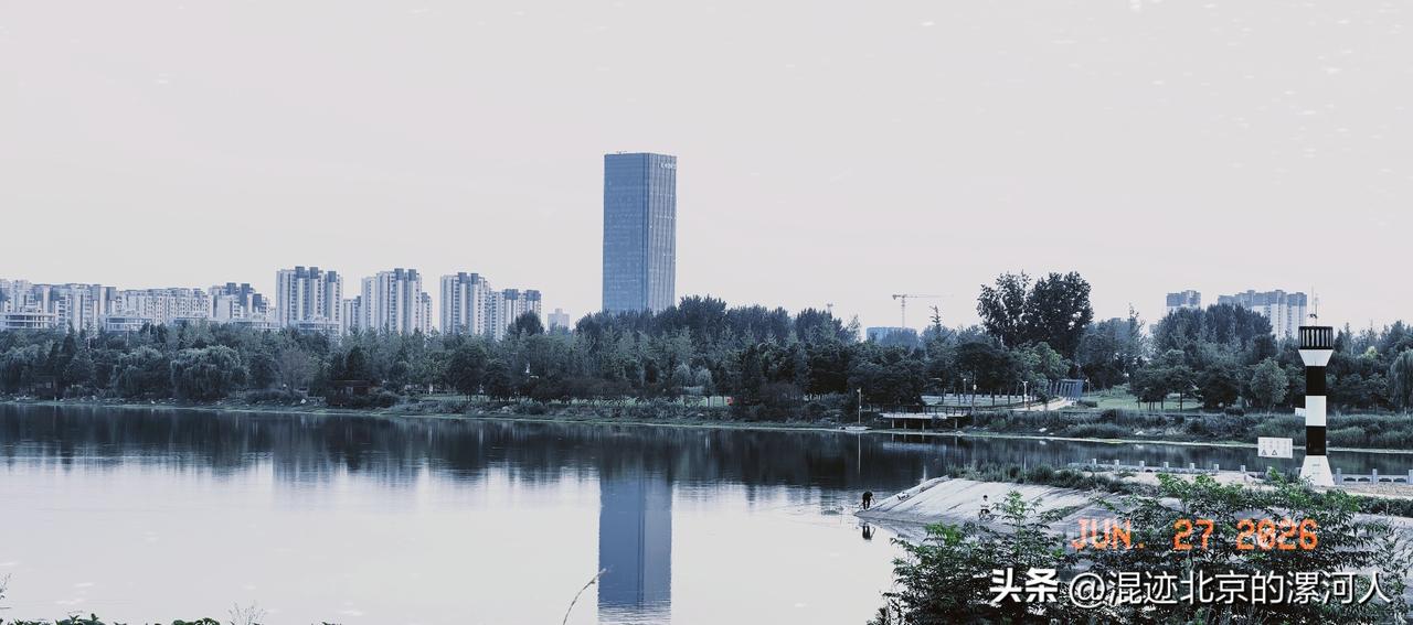 【这是哪里、漯河还有这么好的风景。】这么漂亮，猜这是漯河哪里？一高楼，一水带同框