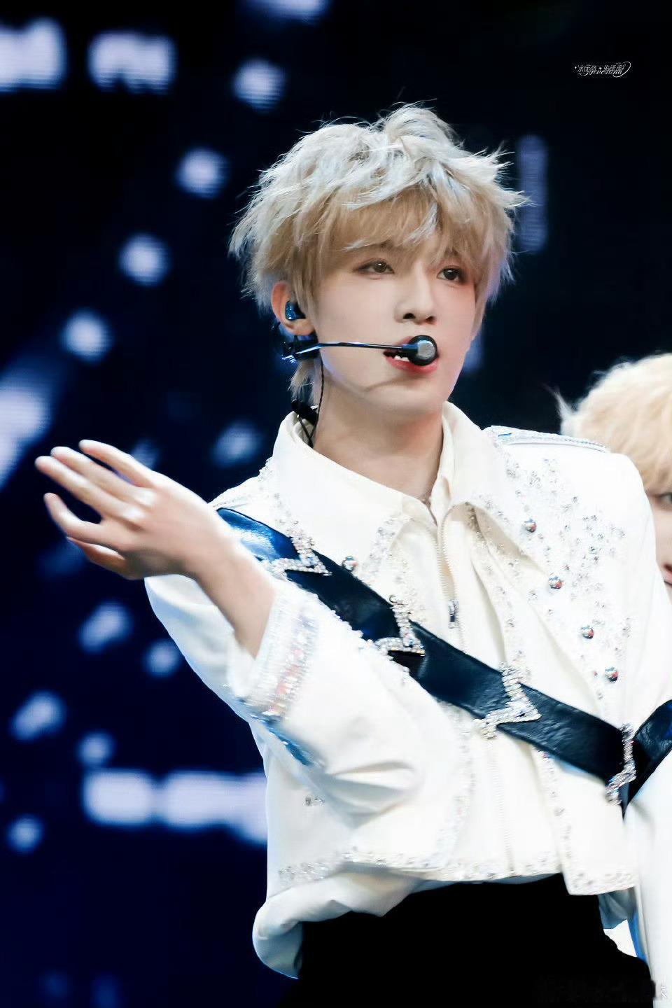 张泽禹别回头别停留变装 虽说张泽禹又变回黑发啦，但他染红发时可是惊艳众人✨ 留下