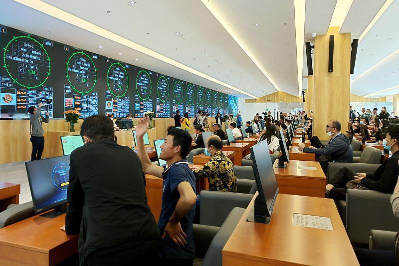 最近这波金价涨得有点让人摸不着头脑，之前印象里油价涨黄金才跟着涨，结果这段时间油