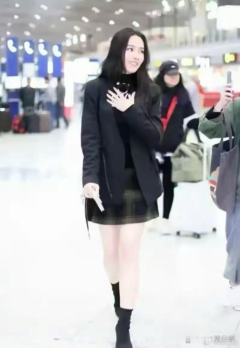郭碧婷机场穿搭太吸睛，黑色外套搭配格子短裙与高跟鞋，气质温婉又高级～ 
