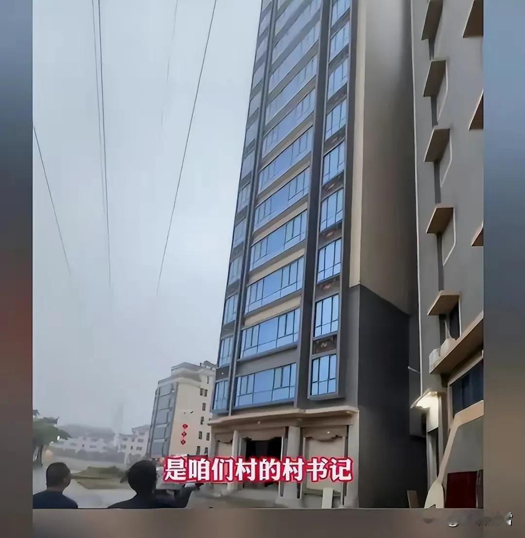 一律师在社交媒体曝光揭阳村书记的资产，7亩宅基地修建的私人宫殿，另有60亩地，其