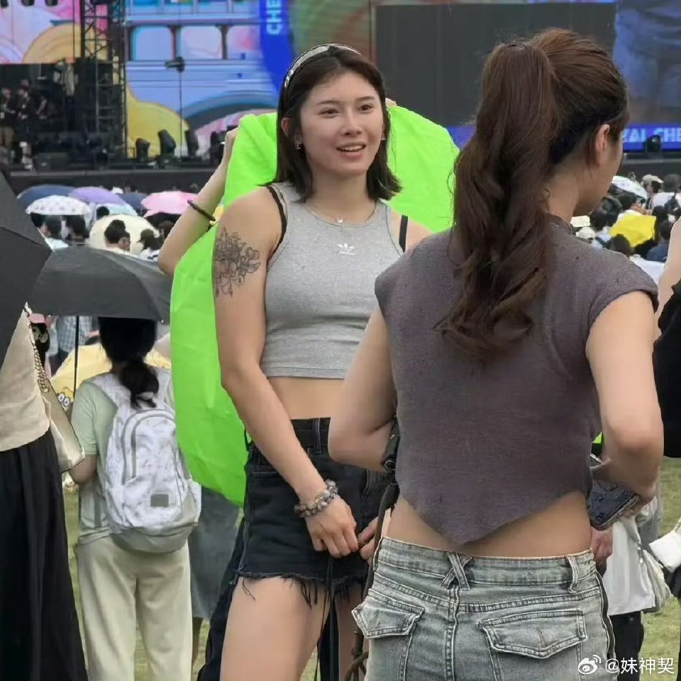 吴艳妮在成都，穿短裤大腿粗壮，一身奢侈品牌，表情自信又张扬！ ​​​