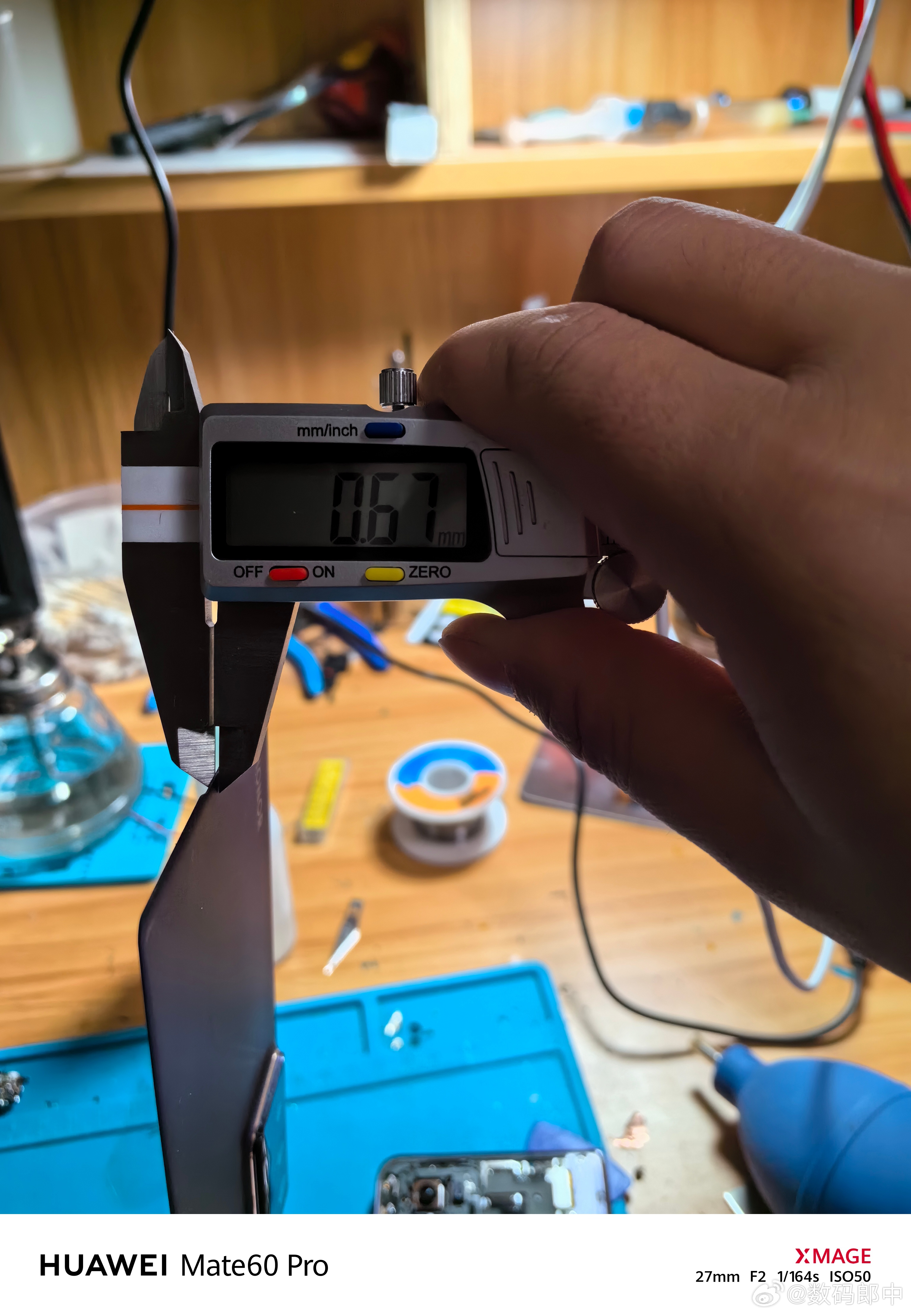 Magic V2是真的薄啊，这后盖玻璃做的只有0.6mm，Magic V2里面多