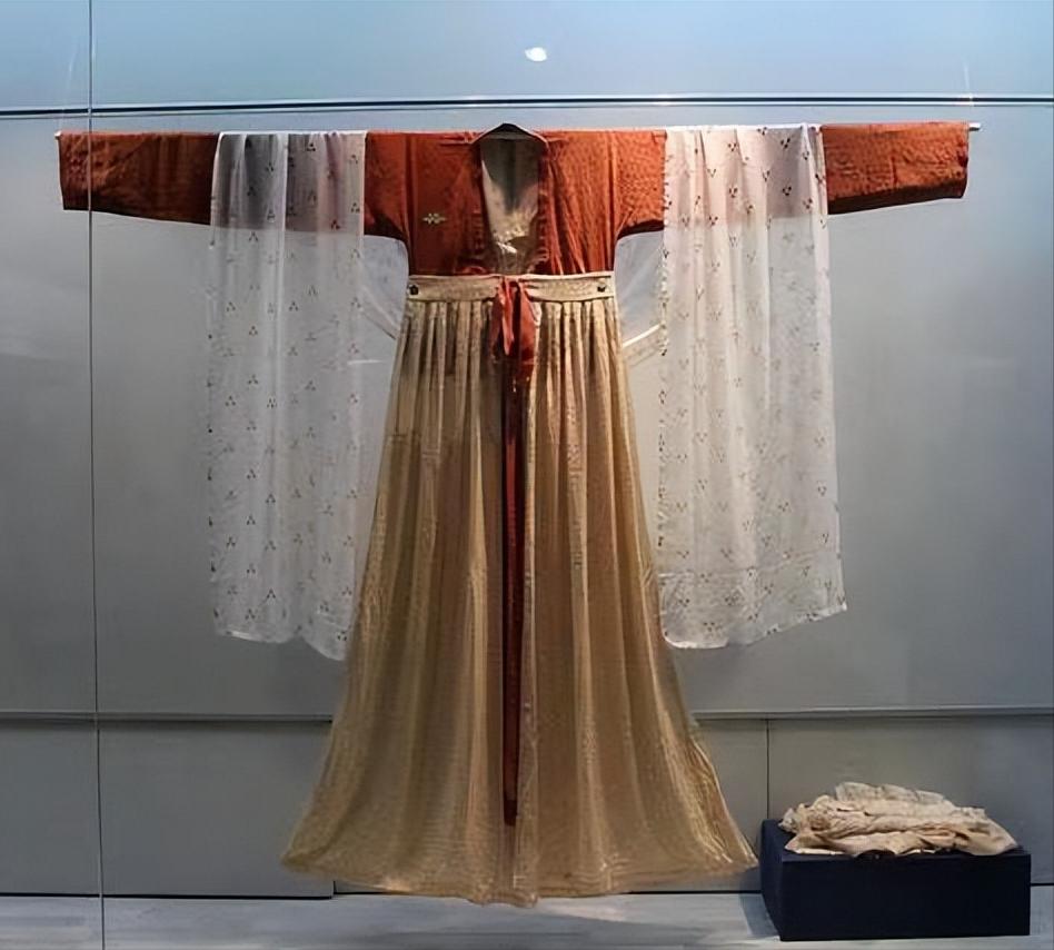 中国古代服饰的政治性特点
在中国古代，服饰不仅仅是一种装饰，更是一种政治表达和身
