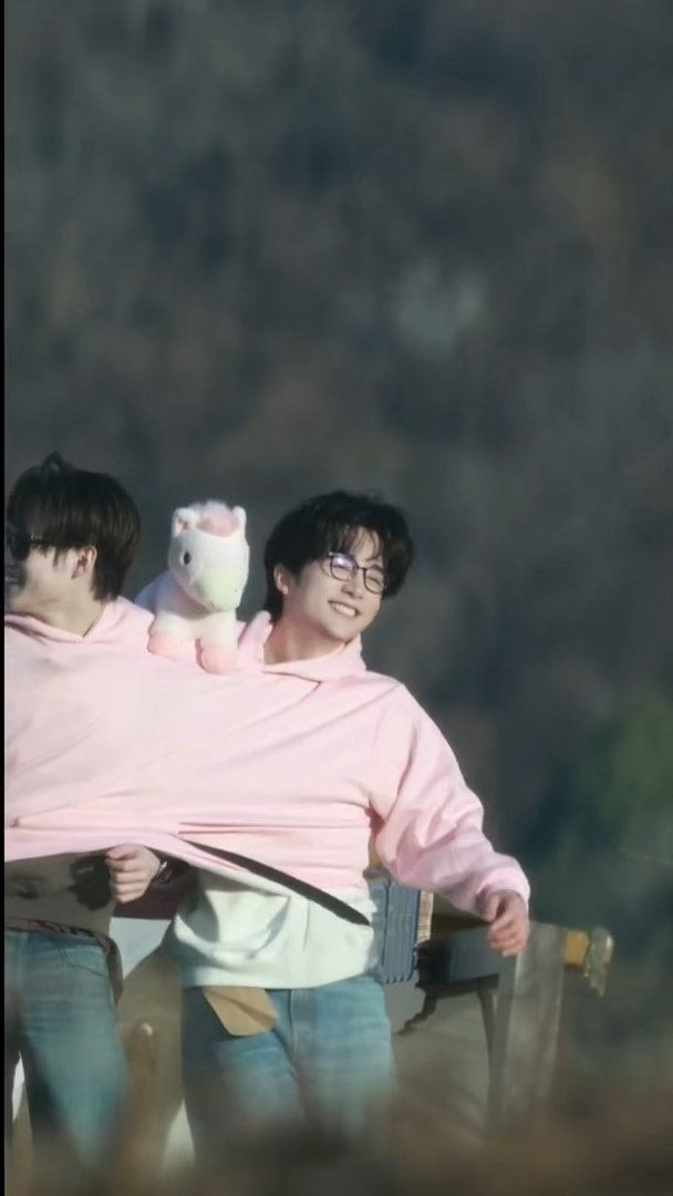 张新成钟辰乐穿同一件衣服超燃青春的合唱 救命！张新成和钟辰乐穿同一件衣服的画面也