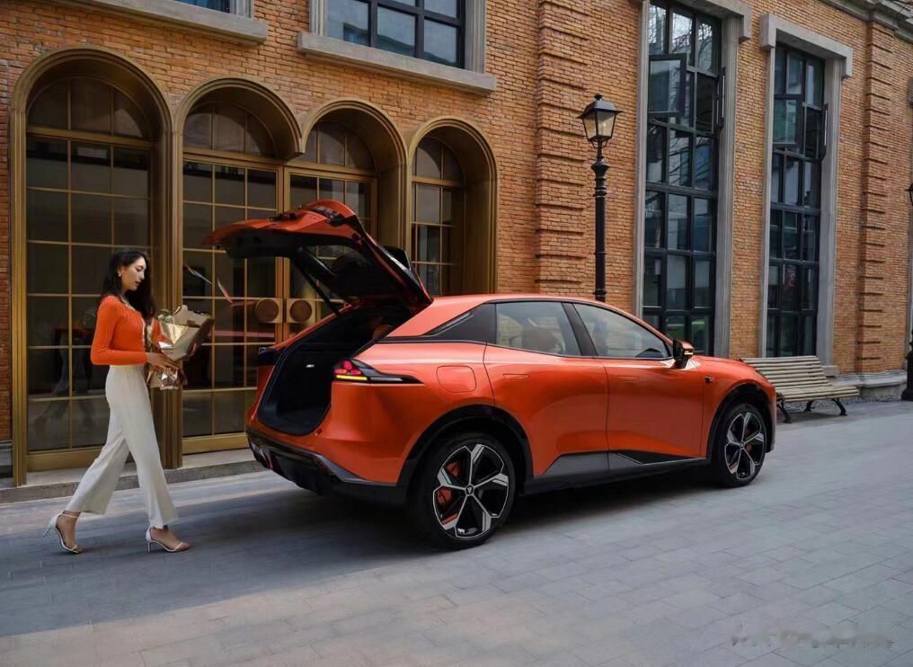 #深蓝S7超级增程超级省# 深蓝S7采用了先进的增程技术，即通过使用一台1.5升