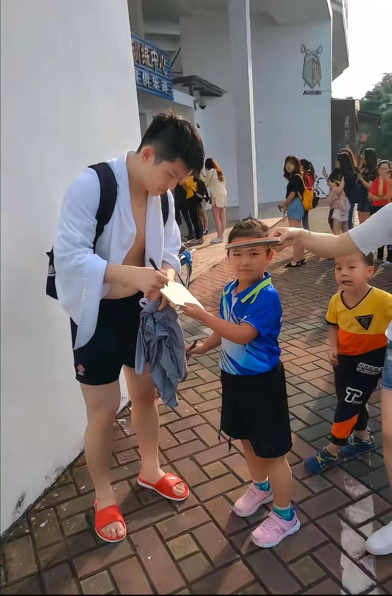 樊振东的这张暴露照，相信很少人看过！

这张照片里樊振东的样子，看着像是刚训练完