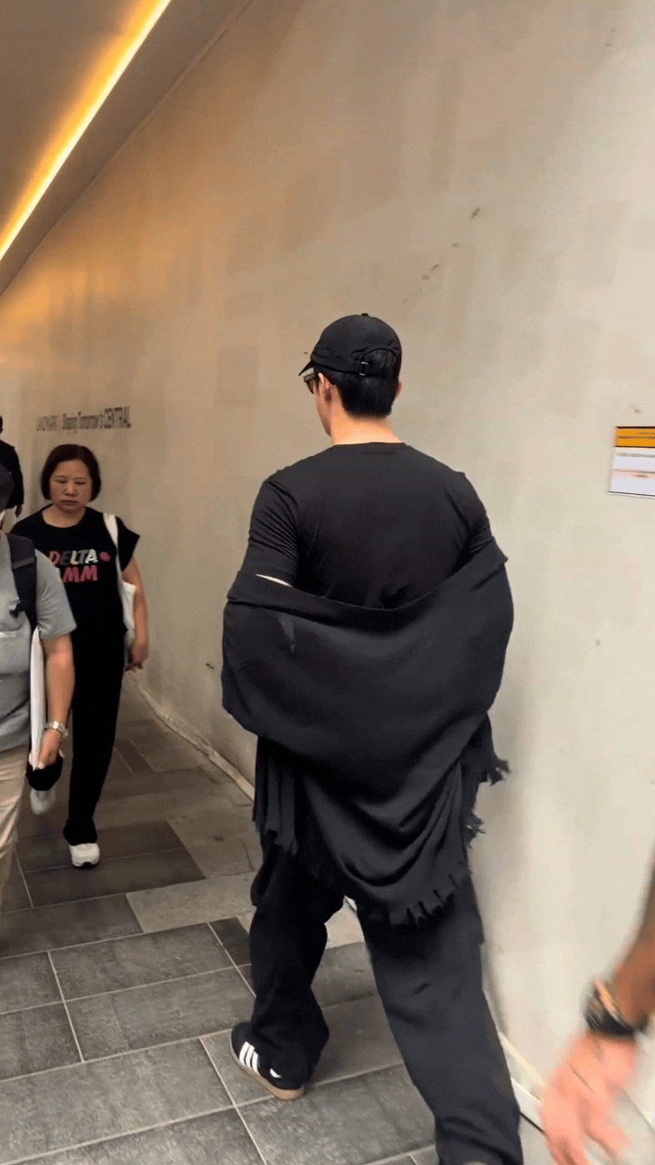 黄景瑜︱今日份路人偶遇20261028路人港铁偶遇之走路粉福利+1收入素材！ ​