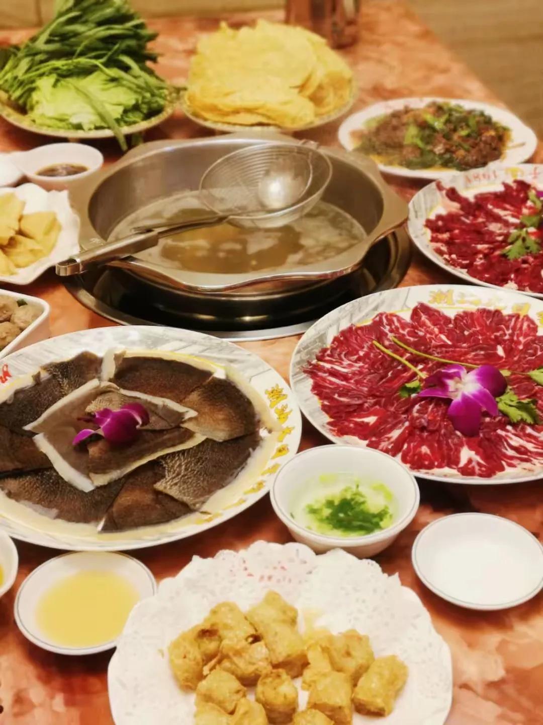 🔖〰️
深圳美食之旅4
潮汕大目牛肉火锅以其新鲜现切的牛肉和地道的潮汕风味著称