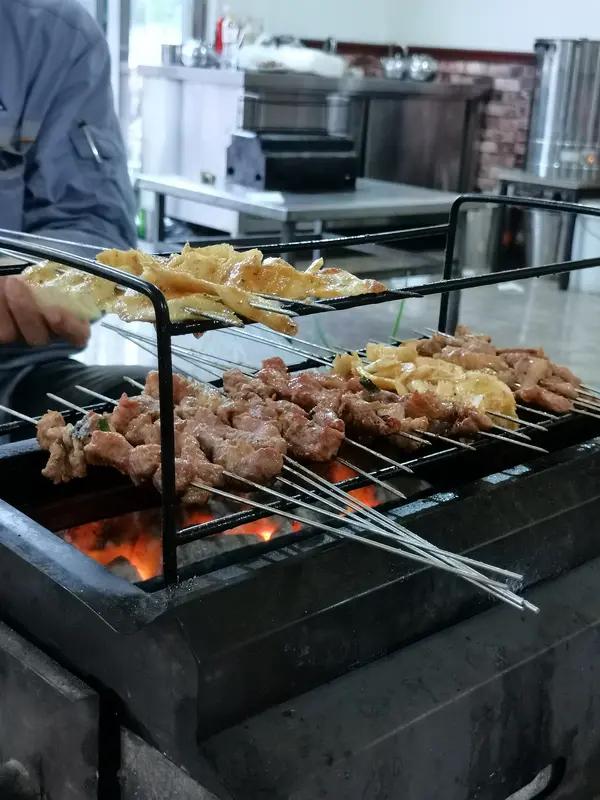 要说辽宁锦州的烧烤是不是全国最好吃，这还真不好下定论。
东三省是全国烧烤密度最高