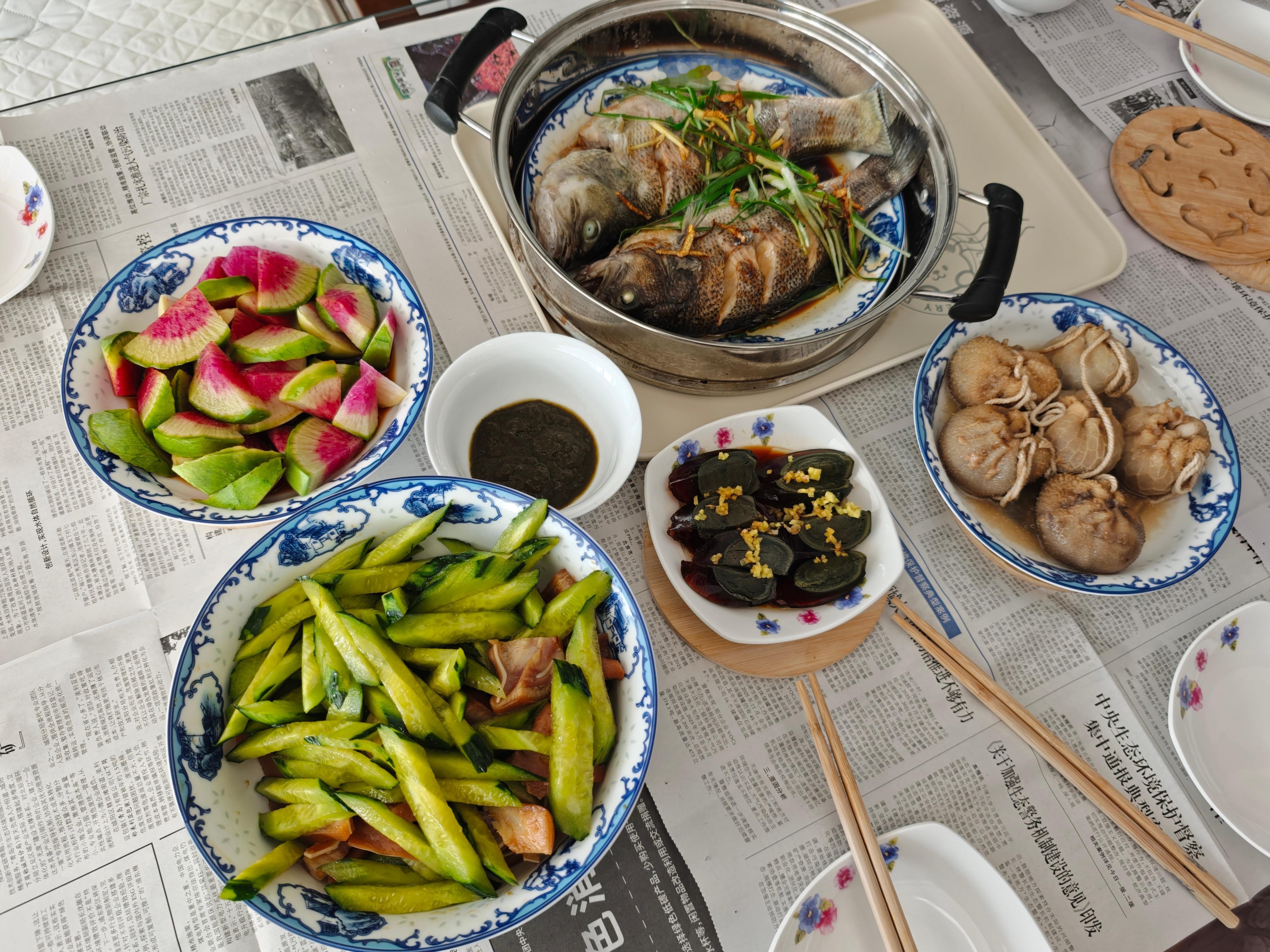 元旦来看老太太，现在餐桌是真少不了预制菜了。肚包肉是预制菜，鱼是半成品，切一下凉