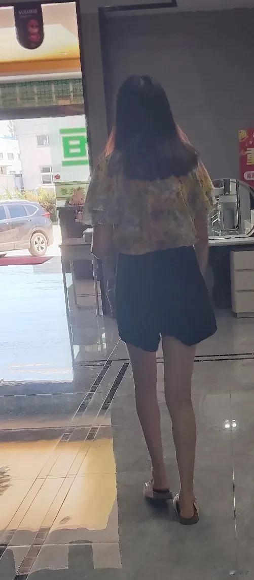 反正这里没人认识我，悄悄说一个秘密，别笑话我哈！和朋友逛街时，她的脚疼，想和我换