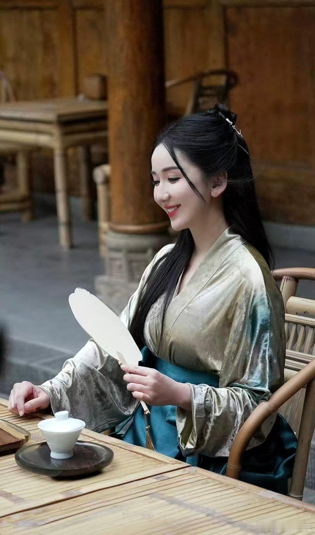 娄艺潇穿马面裙跳英歌舞马面裙赋予娄艺潇独一份温婉，英歌舞的豪迈中和柔美，看完表演