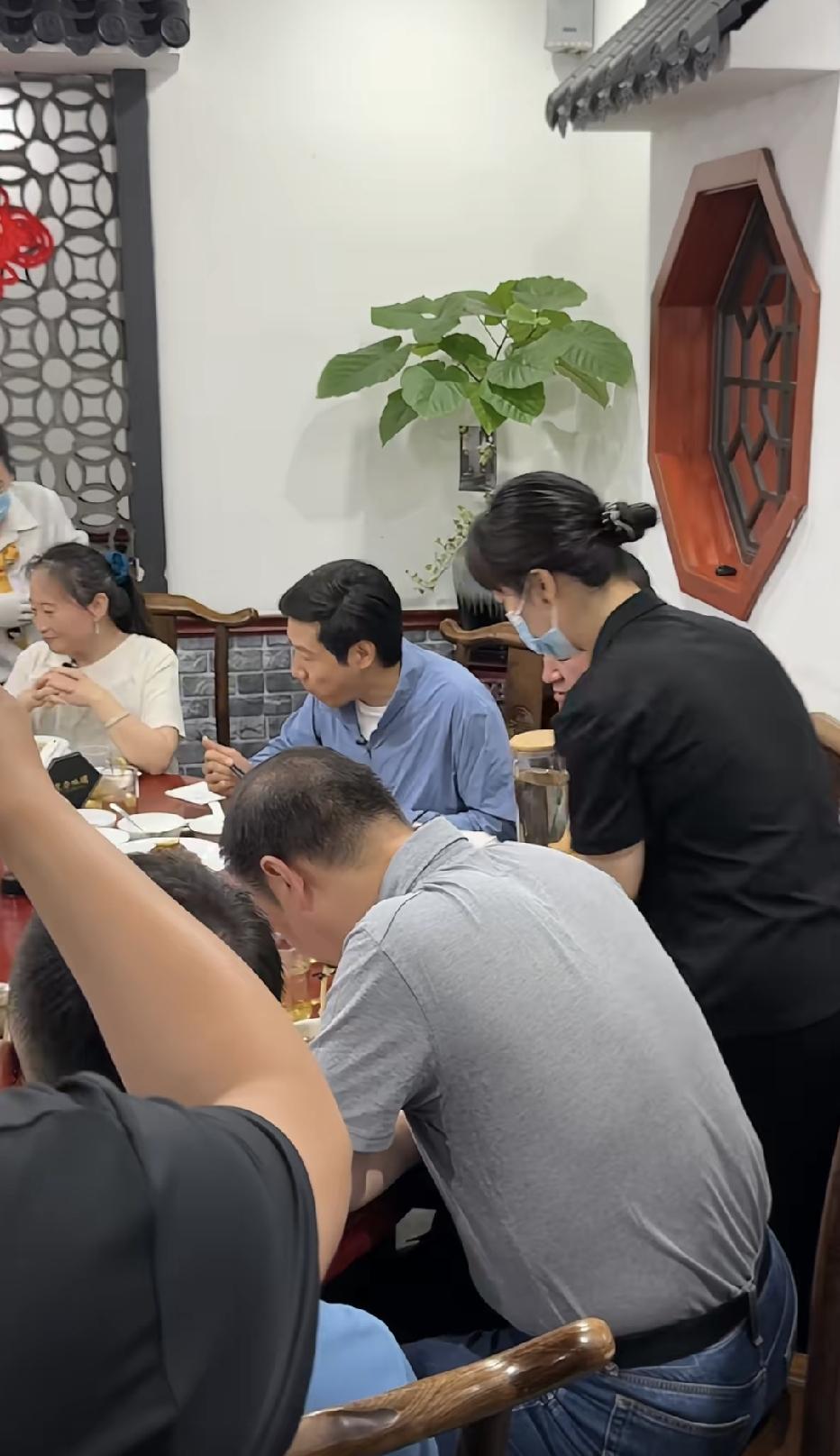 就拿雷布斯来说，旗下资产过亿级别，还是喜欢和身边的普通人，同台一起吃饭，没有级别