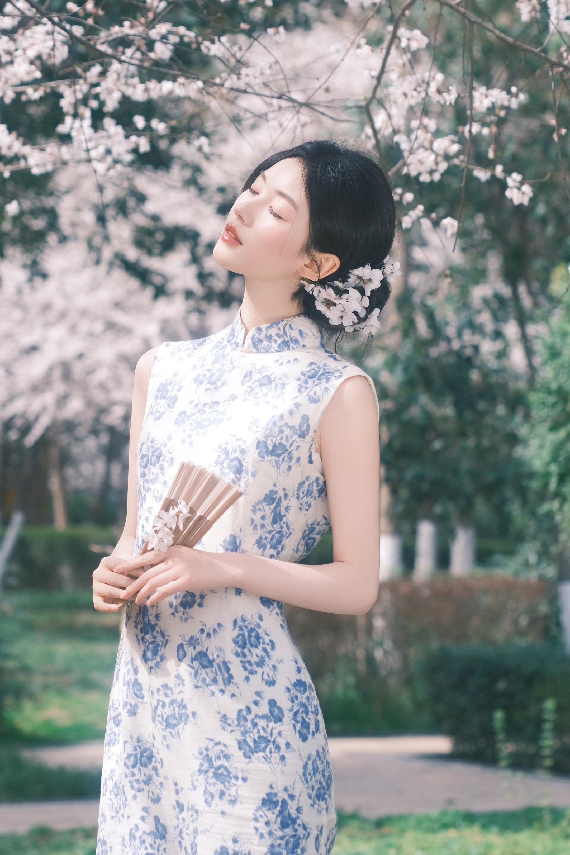 梨花香缠着衣角掠过熙攘。