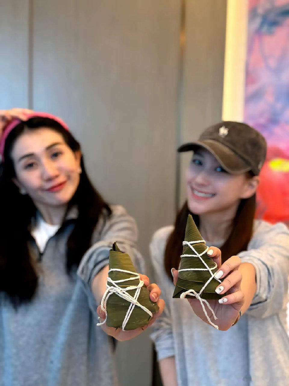 窦骁 估计想离婚的心都有了！ ?端午佳节，何超莲直接晒动态给大家分享了一波豪门家