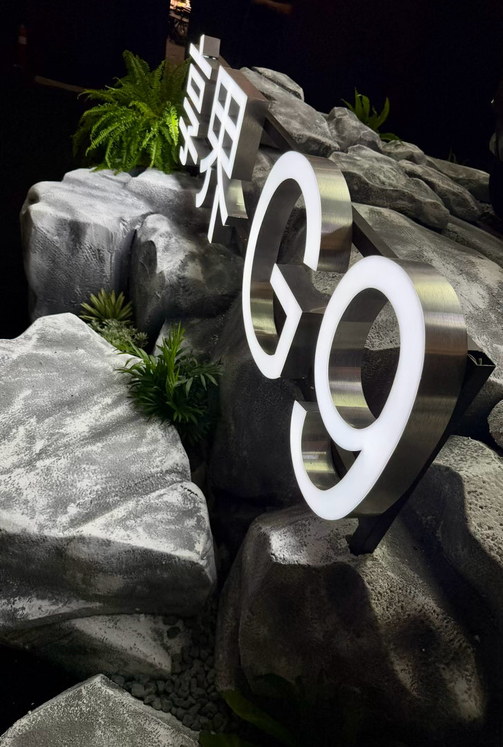 享界G9 终于看到各个版本了上次在车展秘密看了一个深色版本的G9提了一些关于设计