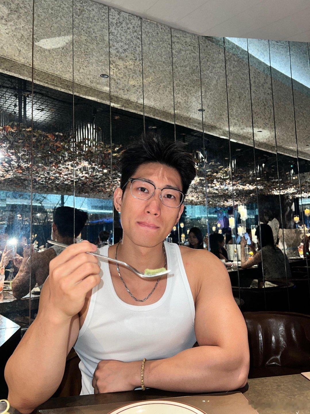 强壮的肌肉男弟弟爱了体育生
