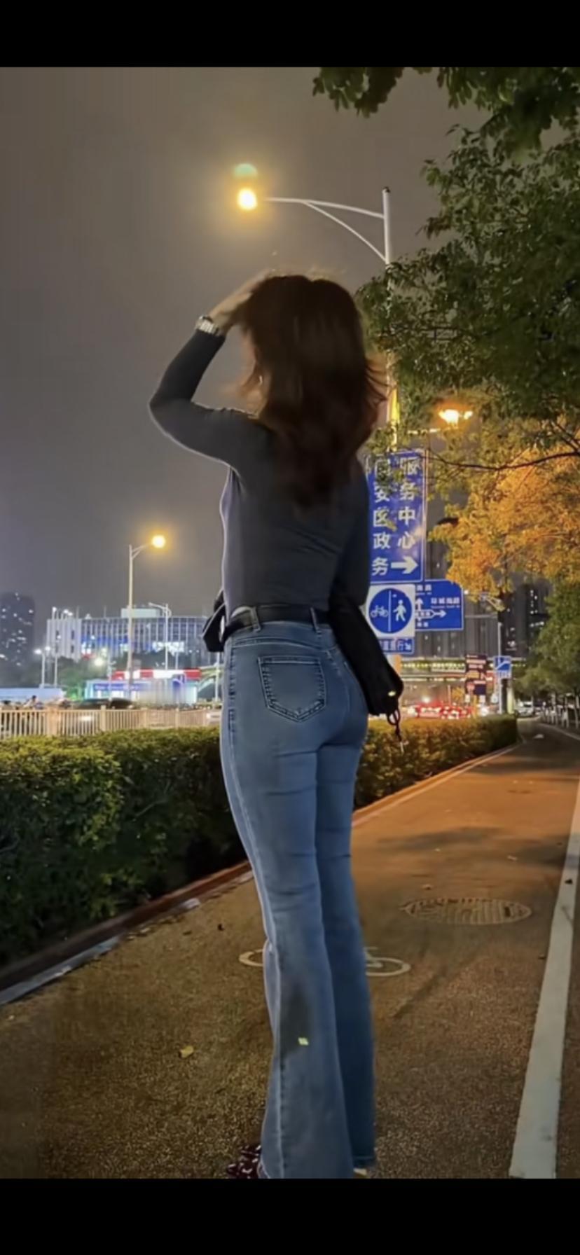 夜晚漫步，城市灯光下的时尚背影