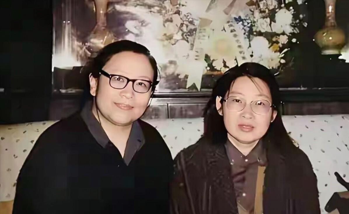 这是李敏和妹妹李讷中年时的真实合影，都看看吧，这可不是演员扮演的。

李讷从小从