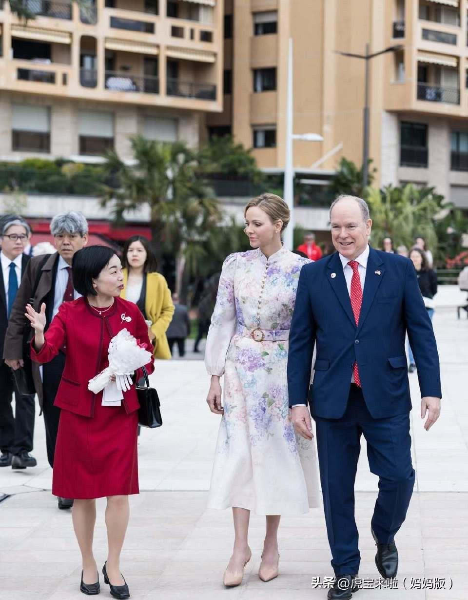 阿尔贝亲王西邻王妃夫妇二人，携手出席与日本建交20周年庆祝活动！日方派出的代表是